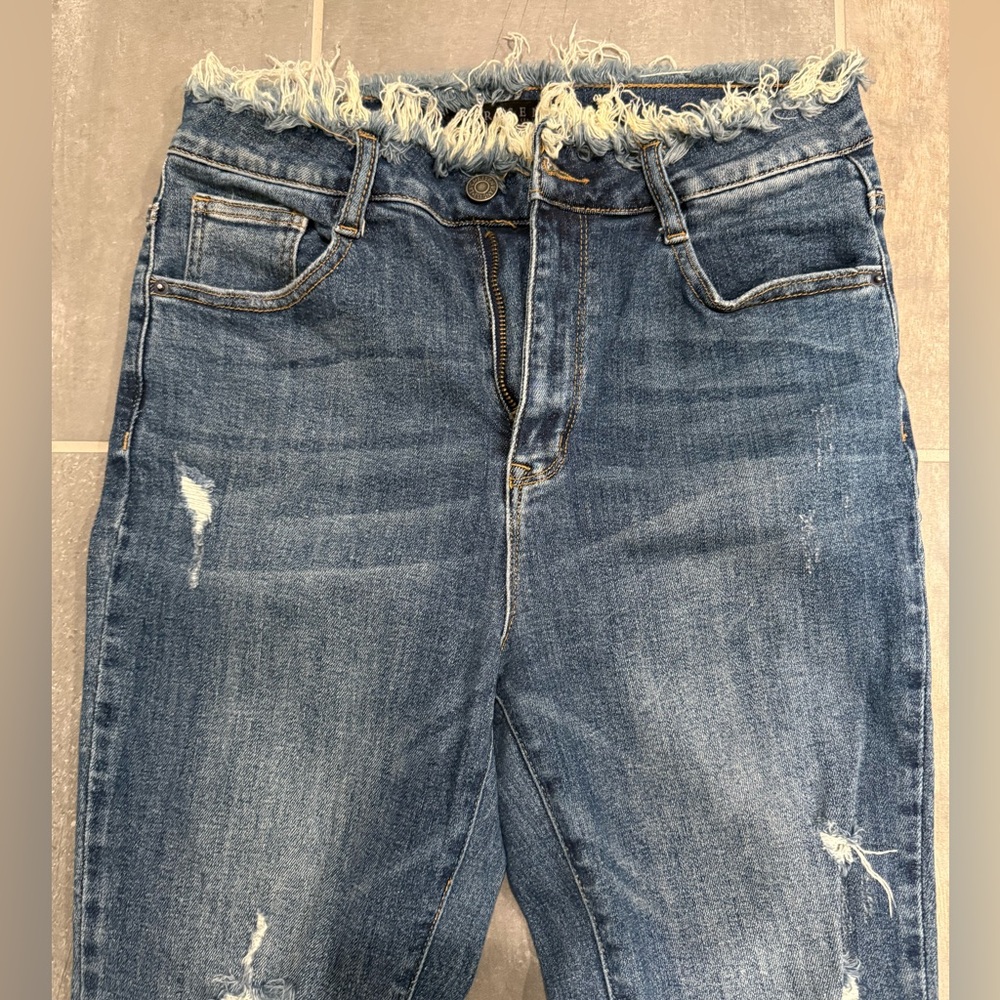 Distressed Risen Jeans - Picture 2 of 6